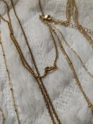 Collezione di collane dorate e nere