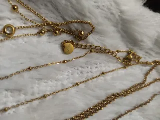 Collezione di collane dorate e nere