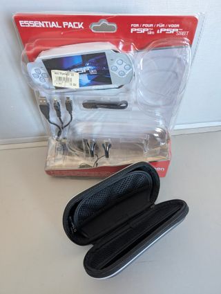 PSP FFVII Crisis Core + pack giochi e custodie