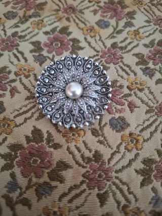 Collare con perle e fermaglio per foulard vintage