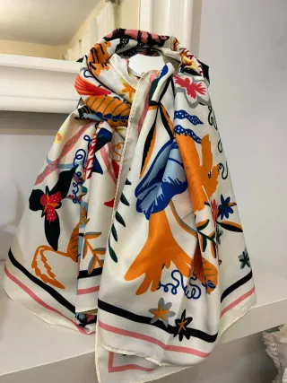 Pañuelo de seda estampado floral