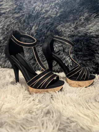Zapatos de tacón fino negros y dorados