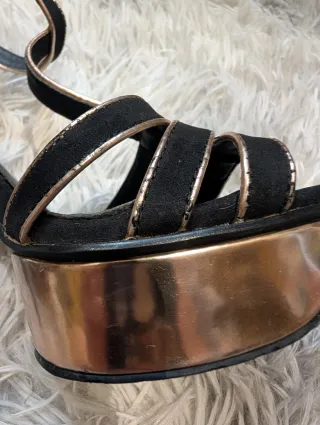 Zapatos de tacón fino negros y dorados