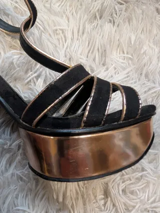 Zapatos de tacón fino negros y dorados