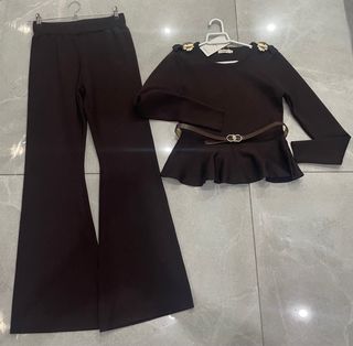 Conjunto de pantalón y blusa marrón