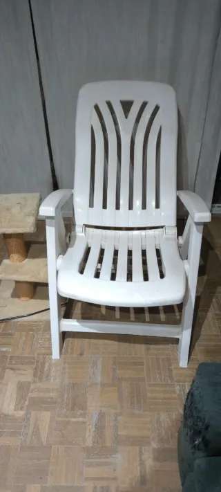 Silla de jardín blanca de plástico