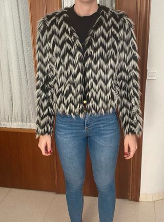 Chaqueta corta pelo blanco y negro
