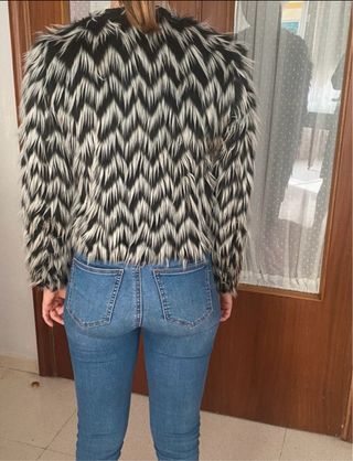 Chaqueta corta pelo blanco y negro