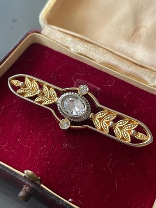 Spilla vintage metallo dorato lavorato con pietre