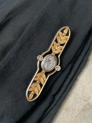 Spilla vintage metallo dorato lavorato con pietre