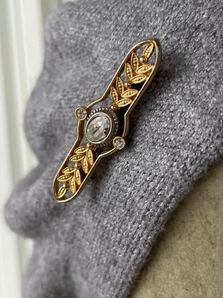 Spilla vintage metallo dorato lavorato con pietre