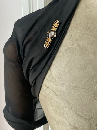 Spilla vintage metallo dorato lavorato con pietre