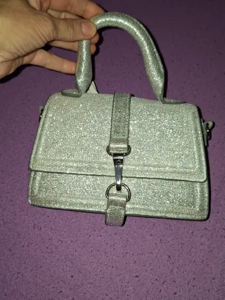 Mini bolso fiesta plateado. H&M