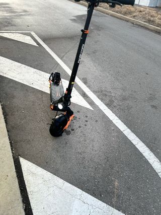 Patinete eléctrico negro con detalles naranjas
