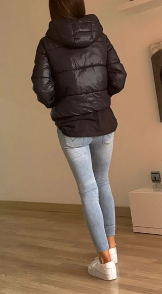 Chaqueta acolchada/plumón con gorro