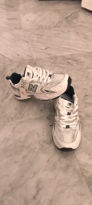 Zapatillas New Balance grises y blancas