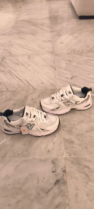 Zapatillas New Balance grises y blancas