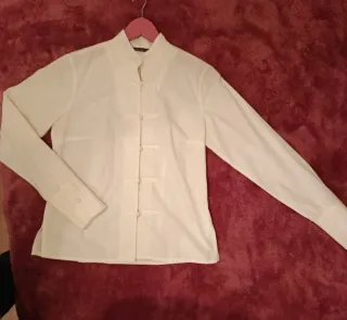 Blusa blanca con botones tipo oriental
