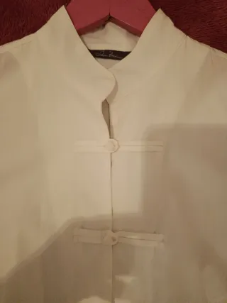 Blusa blanca con botones tipo oriental