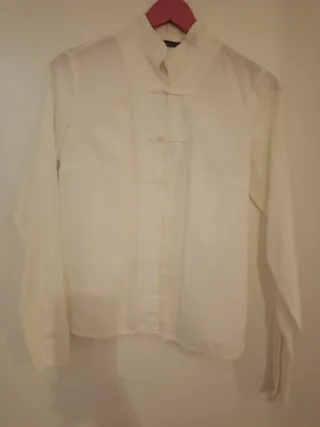 Blusa blanca con botones tipo oriental