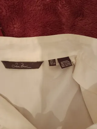 Blusa blanca con botones tipo oriental