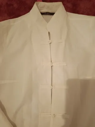 Blusa blanca con botones tipo oriental