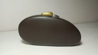 Bolso de fiesta marrón y dorado