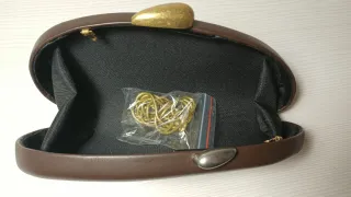 Bolso de fiesta marrón y dorado