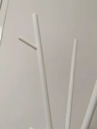 Perchero de pie blanco