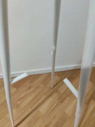 Perchero de pie blanco