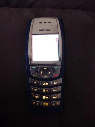 Móvil Nokia azul y blanco