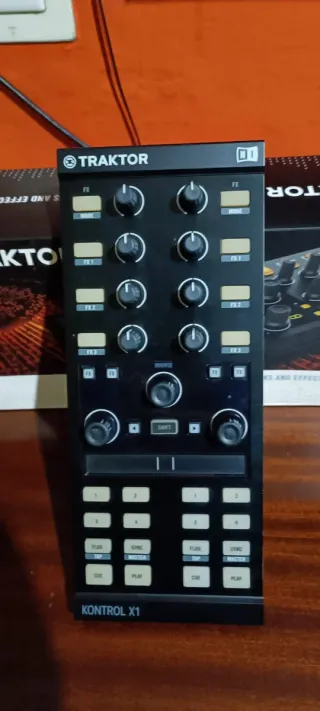 Traktor Kontrol X1 Controlador DJ