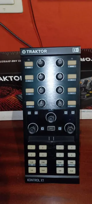 Traktor Kontrol X1 Controlador DJ