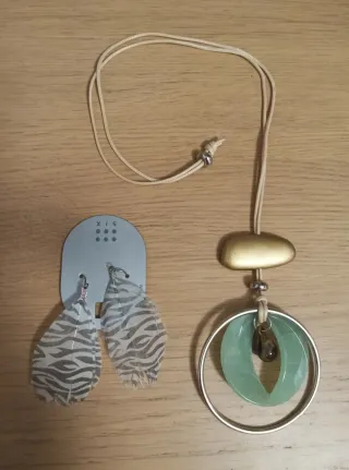 Pendientes de plumas y collar