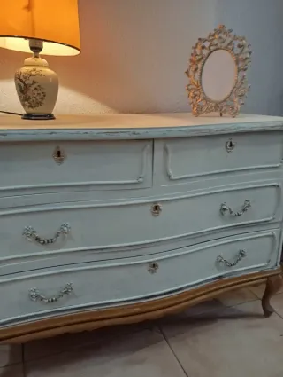 Cómoda azul y dorada de madera