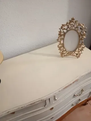 Cómoda azul y dorada de madera