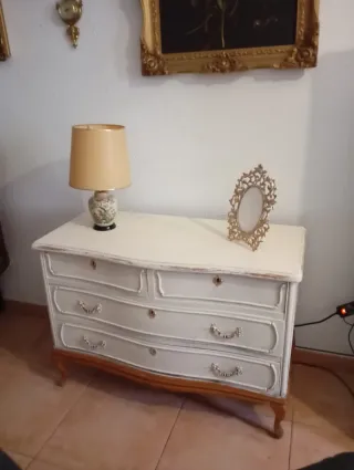 Cómoda azul y dorada de madera