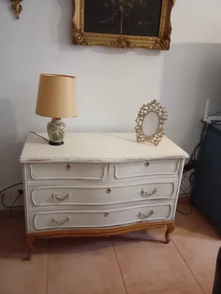 Cómoda azul y dorada de madera