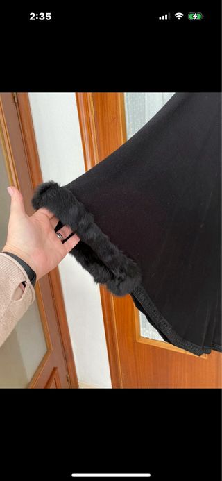 Capa de punto negra con pelo