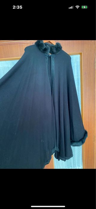 Capa de punto negra con pelo