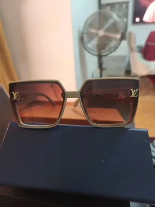 Occhiali da sole eleganti con design moderno