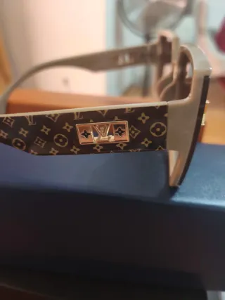 Occhiali da sole eleganti con design moderno