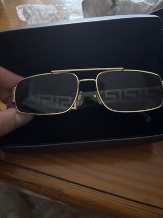 Occhiali da sole Versace dorati e neri