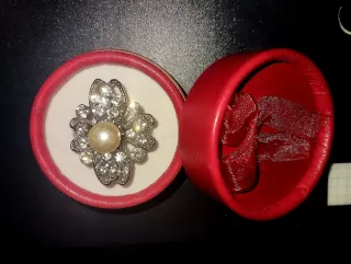 Anillo plateado con perla y pedrería