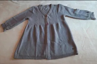 Chaqueta de punto morado.