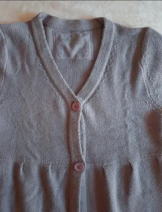 Chaqueta de punto morado.