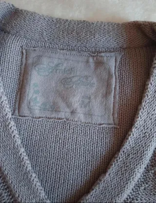 Chaqueta de punto morado.