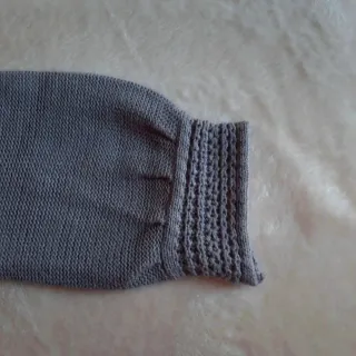 Chaqueta de punto morado.