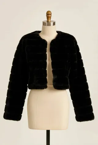 Abrigo negro de pelo sintético.