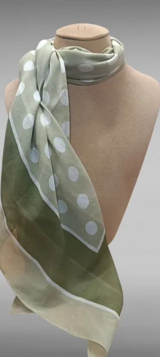 Pañuelo italiano verde oliva lunares